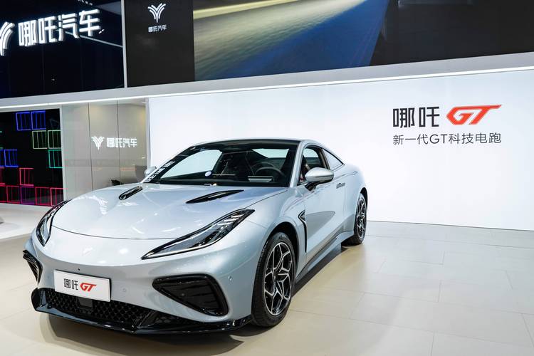 深圳111哪吒汽车在智能汽车领域的表现，领途汽车在新能源汽车市场中的影响力